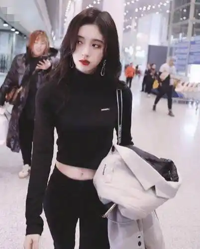 鞠婧祎一直不肯脱外套,热到辣眼终于脱掉,看清肚子印记,藏得挺深