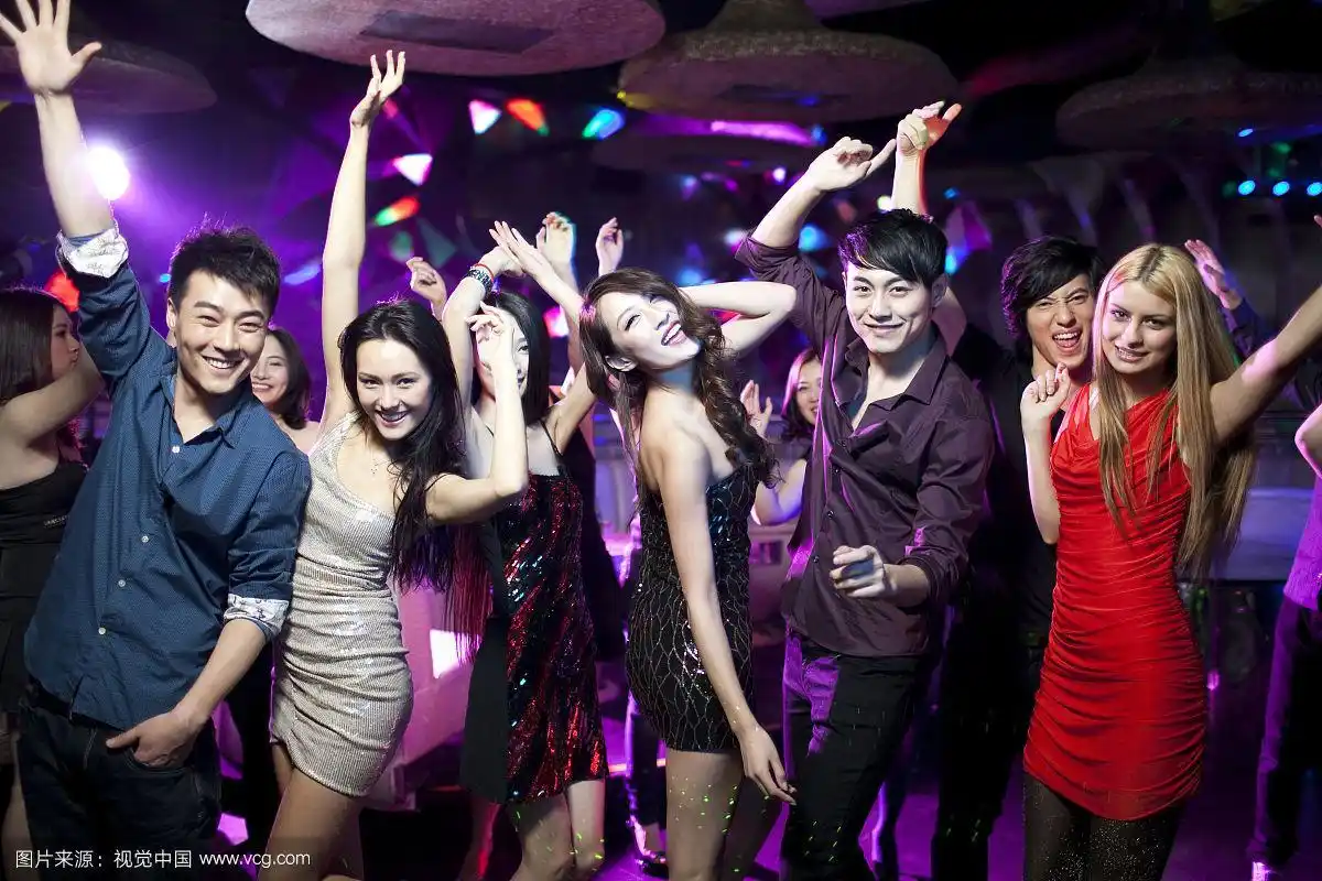 时尚年轻人在酒吧跳舞