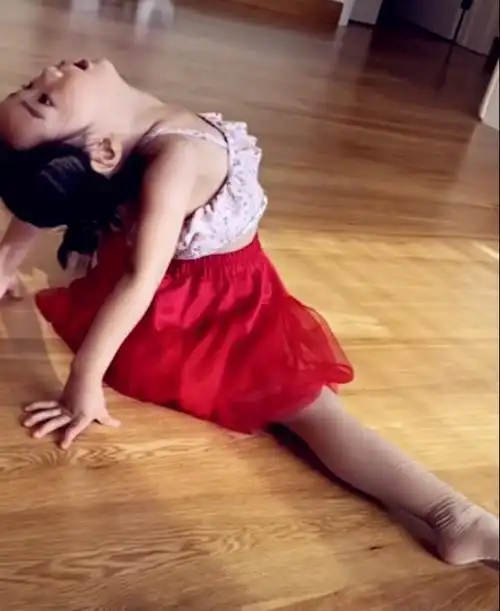 董璇晒女儿跳舞萌照4岁小酒窝自创舞步变狂野女孩