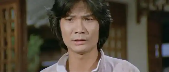 冯克安便是成家班里的人,在他的介绍之下,卢惠光这才和成龙相识.