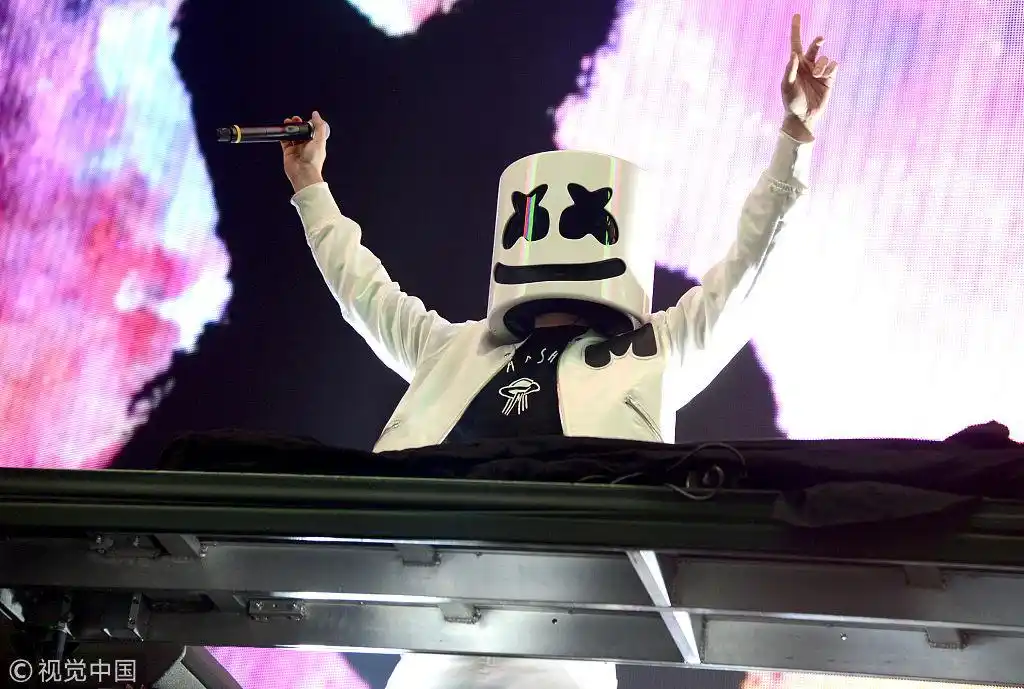 dj棉花糖举办演唱会神秘铁头"再战江湖"   挥舞双臂唱到high点燃全场