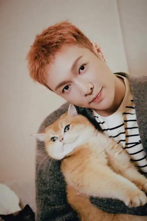 张艺兴1007生日快乐# 钢琴键上不止灵感记忆,更有来自"小猫孩"的调皮