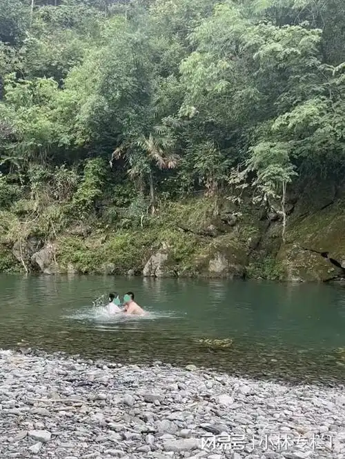 农村男女相亲两人相约去河边游泳便一拍即合