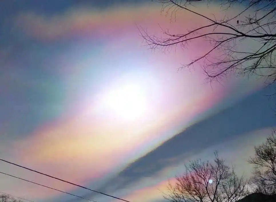 惊艳七彩祥云弥布云南蓝天 多彩斑斓蔚然壮观