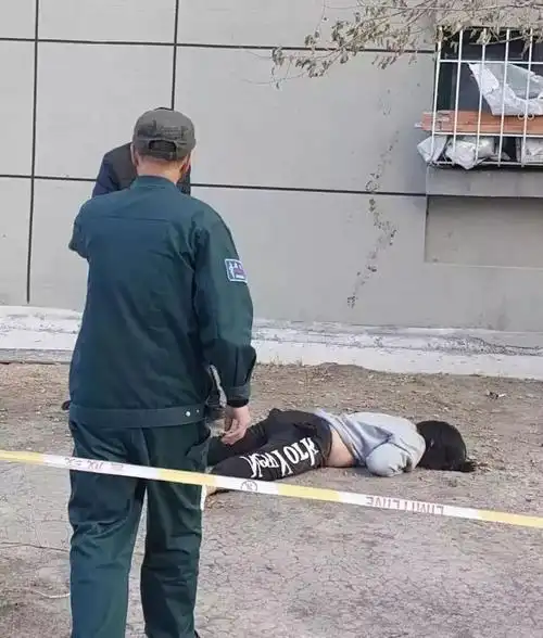 昨天大庆一女孩坠楼身亡事发前无异常现象家长当时正在午睡