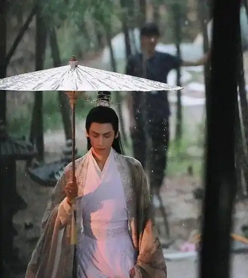 《皓衣行》路透帅翻!罗云熙拿油纸伞仙气十足,陈飞宇太有少年感