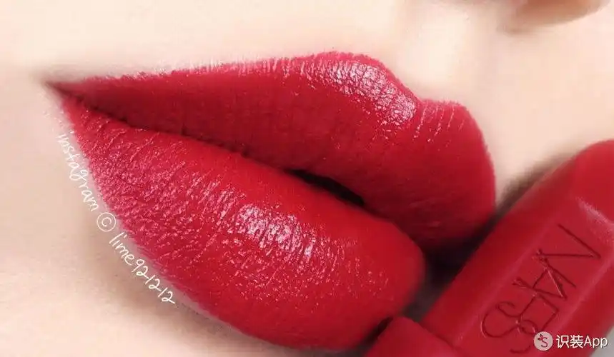 c口红(russian red)***头经久不衰的一个色号,比起很亮眼的正红色,这