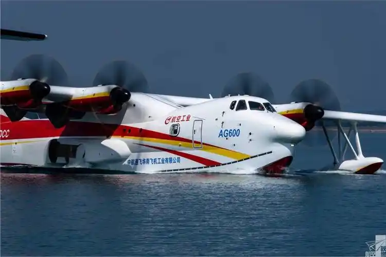 全新"鲲龙"ag600m两栖飞机亮相!翼若垂天之云,或可更轻松穿梭大洋!