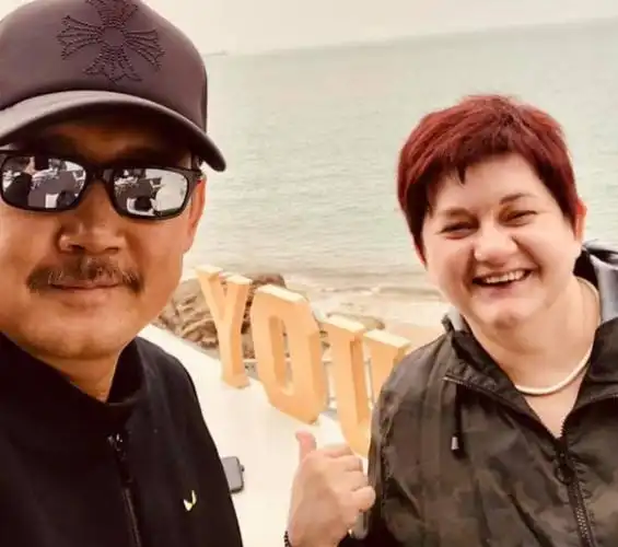 演员李崇霄突然去世,生前与妻子合照曝光,两人同框超有爱