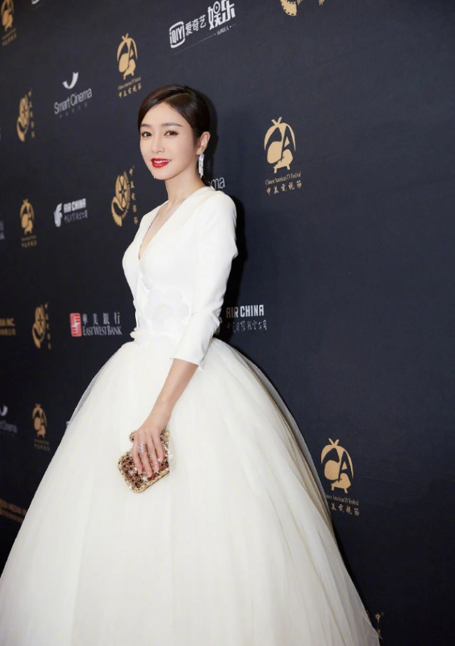 40岁秦岚真优雅!穿白色深v礼服裙出水芙蓉,丰腴体态十分妩媚