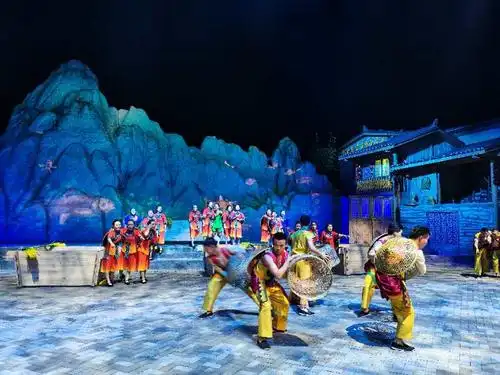 湖南凤凰苗寨篝火情景剧竹山花开盛大开演农民登台演绎自己的故事