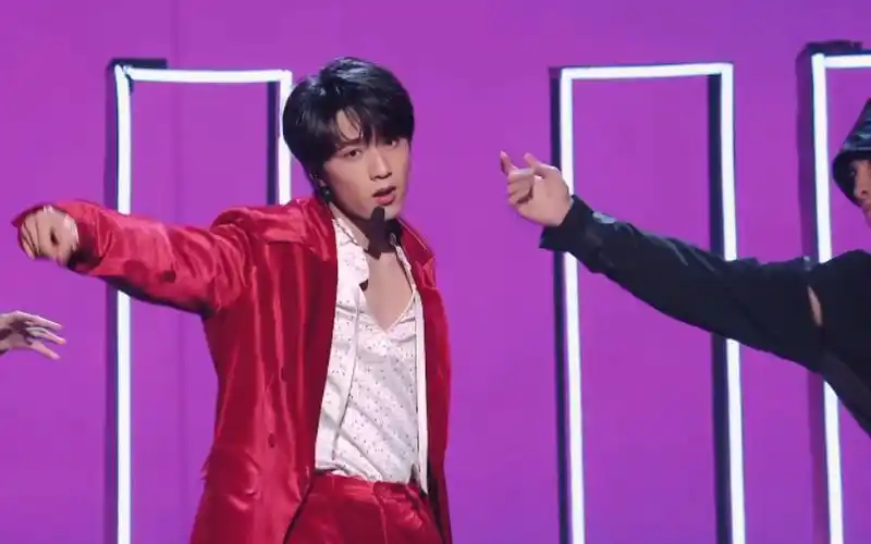 刘耀文新歌《falling you》舞台首秀来了!