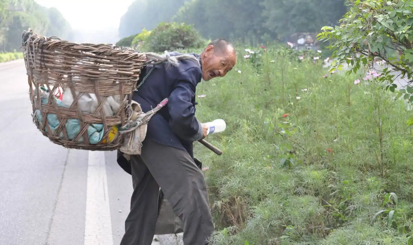 95岁老人精神抖擞,每天大步流星几十里地背一筐宝贝,长寿有秘诀_爷爷