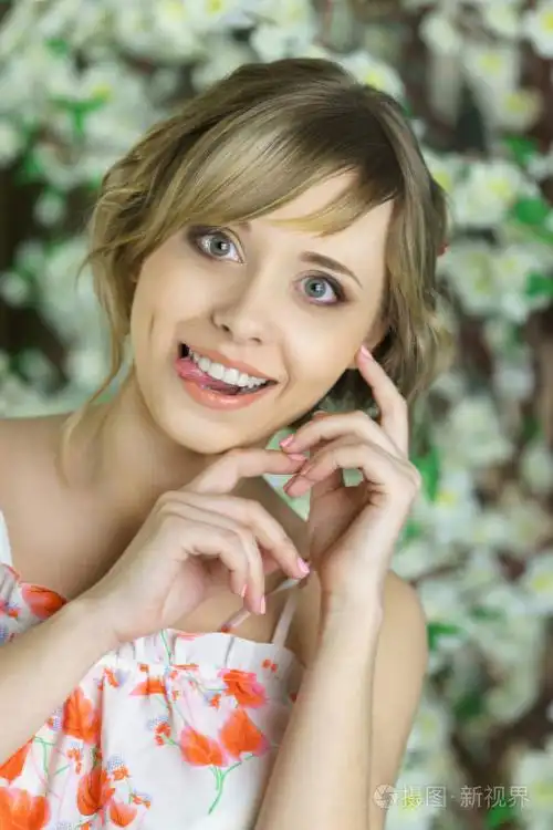 微笑与金发年轻漂亮的女孩