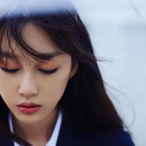 演员于子洋夏日校服写真释出 灵动清凉演绎少女奇思妙想