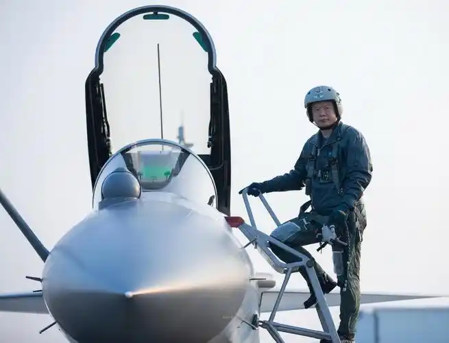 近日官媒报道了我国空军南部战区航空兵某旅飞行员王建东荣获一等功的