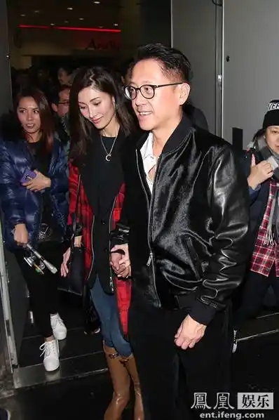 李嘉欣紧牵老公破离婚传言 手拿黑包遮肚