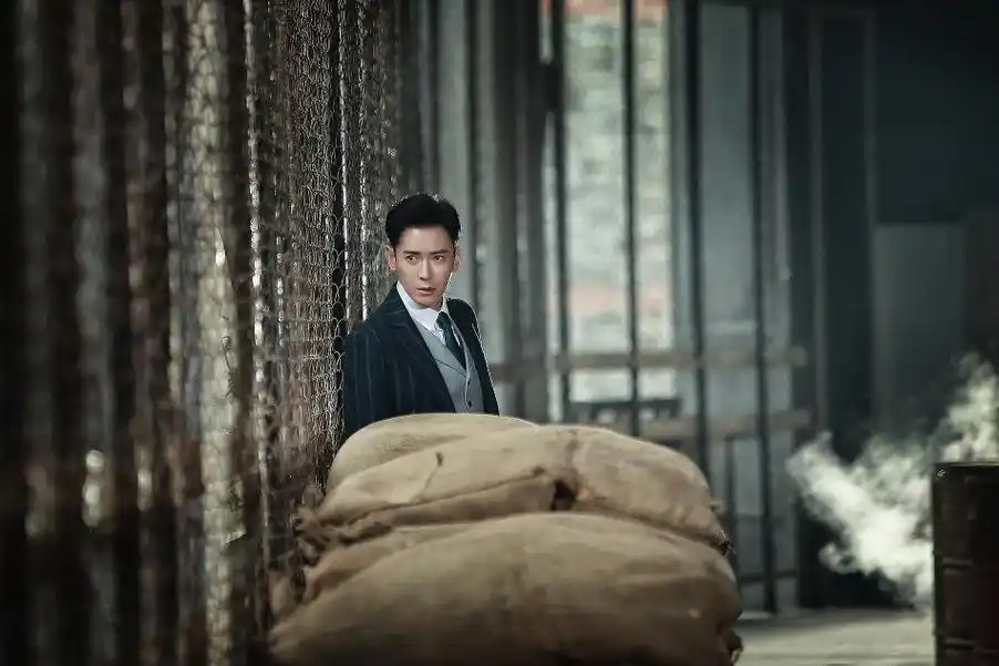 近日,由韩栋主演的谍战剧《蜂巢》已完成拍摄全面杀青,剧中,韩栋饰演