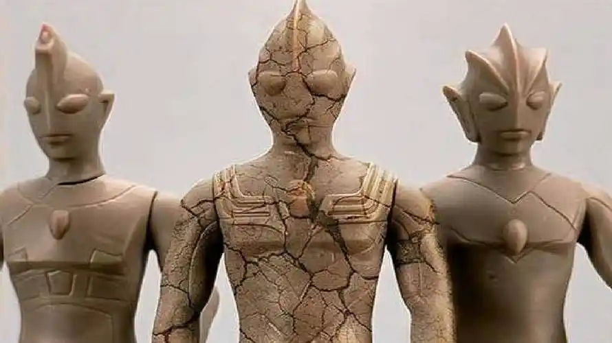 身旁的俩巨人是亲戚,还曾去过光之国?