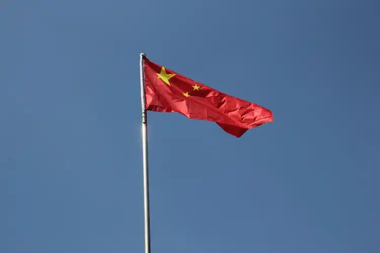 "仰望五星红旗 祖国在我心中"平度市万家小学举行新学期升旗仪式