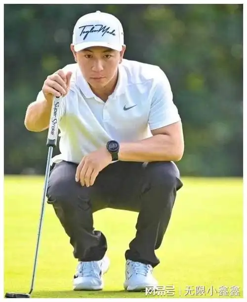 释小龙老婆带女儿出游被拍身材火辣穿衣大胆司机保姆照顾行程