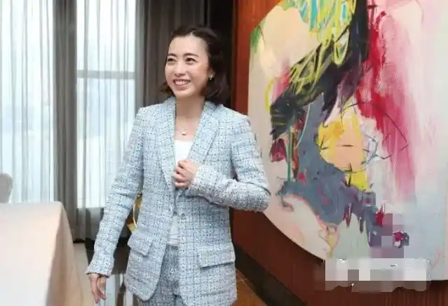 甘比以大老板身份出席公司股东大会,受访形容丈夫刘銮雄害羞低调