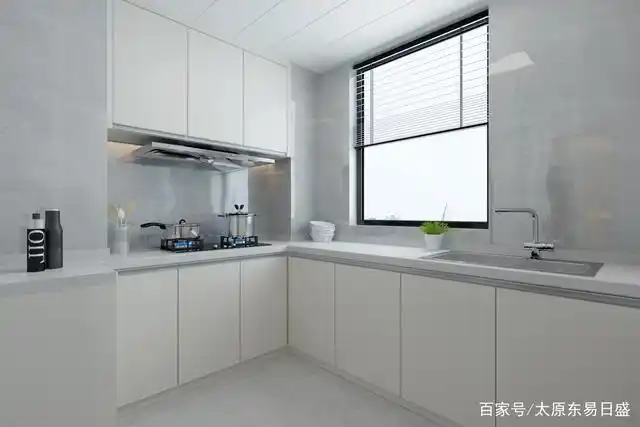 厨房木米黄的橱柜加浅灰色墙砖,干净便于清洁,落落大方