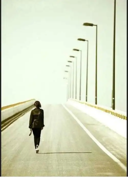 面对亲人的依依不舍,朋友的眷恋而转身离去,是多么伤心,多么难过,给你