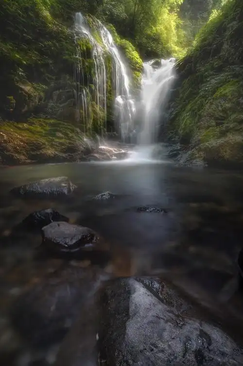 山间的瀑布还是需要一道光