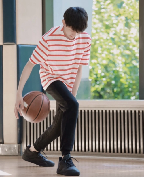 王源上演打篮球情节,谁注意他穿的"鞋子"?网友:又一个蔡徐坤