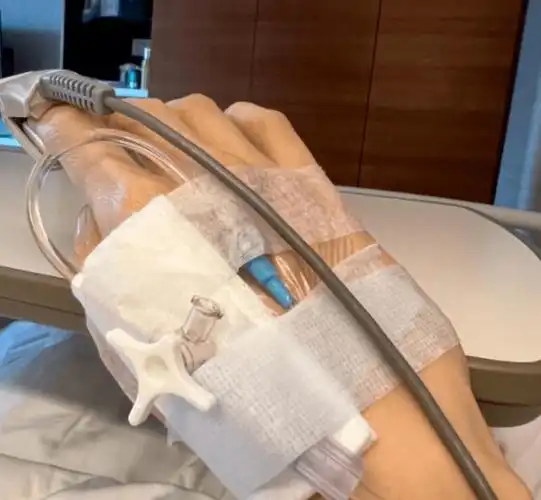 原创51岁李嘉欣曝住院照脸部浮肿认不出称捡回一条命