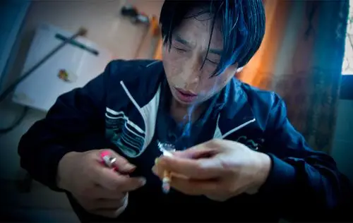 陈强(化名),四川石棉人,2002年开始吸毒,曾经因毒瘾发作摔断右腿.