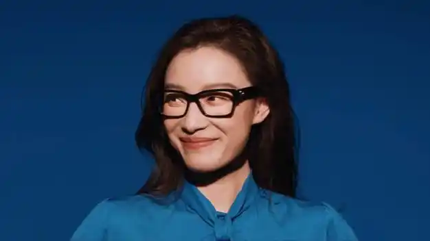 倪妮秋冬眼镜大片鲨气逼人 对镜放电成熟又知性