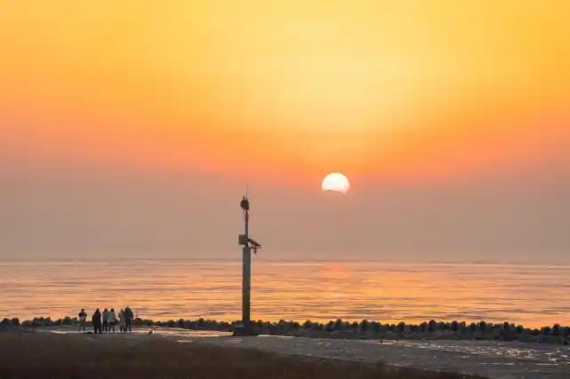 新年的太阳从海面升起,上海南汇嘴迎来2021年第一缕阳光