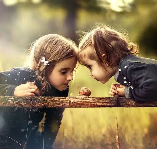 她从一个母亲的角度去拍摄两个孩子的成长,令人感受到镜头后那深深的