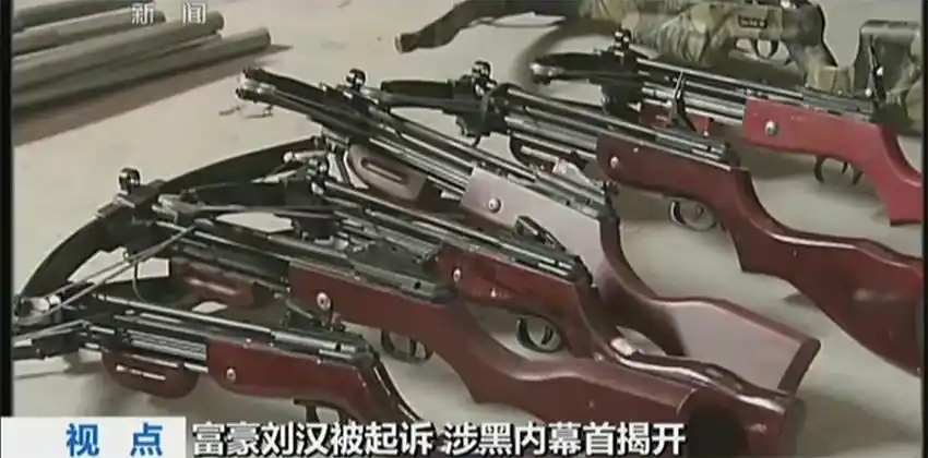 刘汉团伙武器库内景曝光 拥有各式刀枪器械