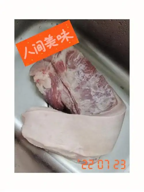 准备:五花肉一块(3斤)冰糖(一把 )姜(三五片)炖肉料包 (2包)辣椒(随便