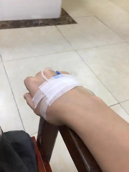 一个人去医院打点滴,舍友去亲戚家不敢跟她说