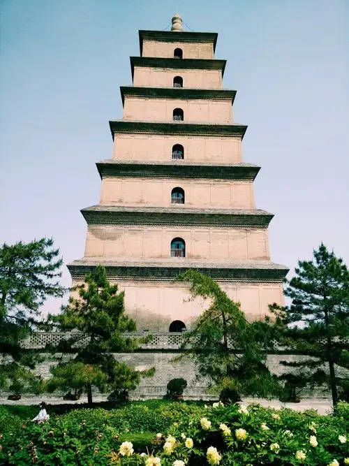 诺,这就是大雁塔啦,西安的名片,标志性建筑,很有历史感