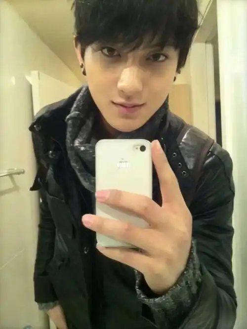 早期执迷于厕所对镜拍的黄子韬