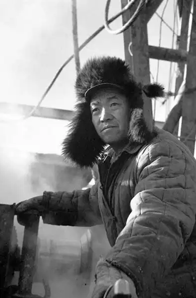 "铁人"王进喜去世后,其子女是否继承了楷模精神,如今过得如何_父亲