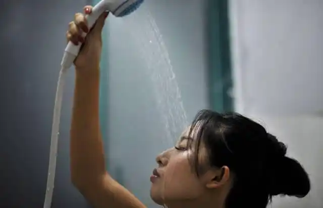 女性朋友在洗澡时也站着尿尿吗别不好意思了解下有哪些影响