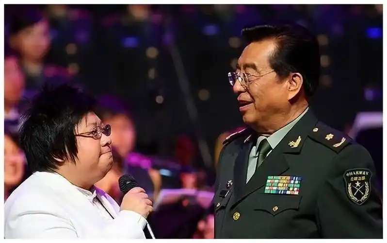 骗了我们30年韩红父亲原来是家喻户晓的他难怪都不敢得罪她