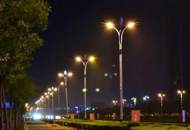 街边那些夜晚照明用的路灯,每天产生的大量电费都是由谁支付呢?