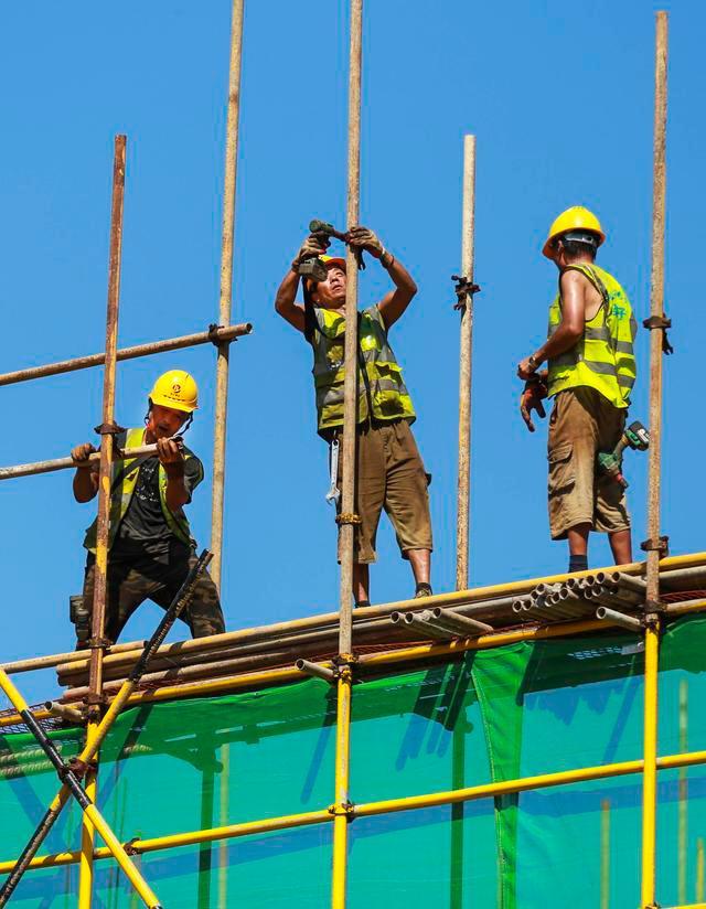 高温!淳安建筑工人用汗水搭建楼宇"筋骨"