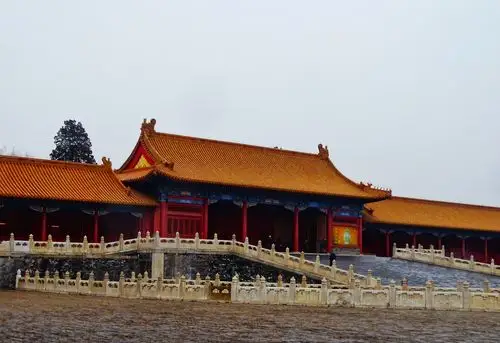 故宫是中国明清两代的皇家宫殿,旧称为紫禁城,位于北京中轴线的中心