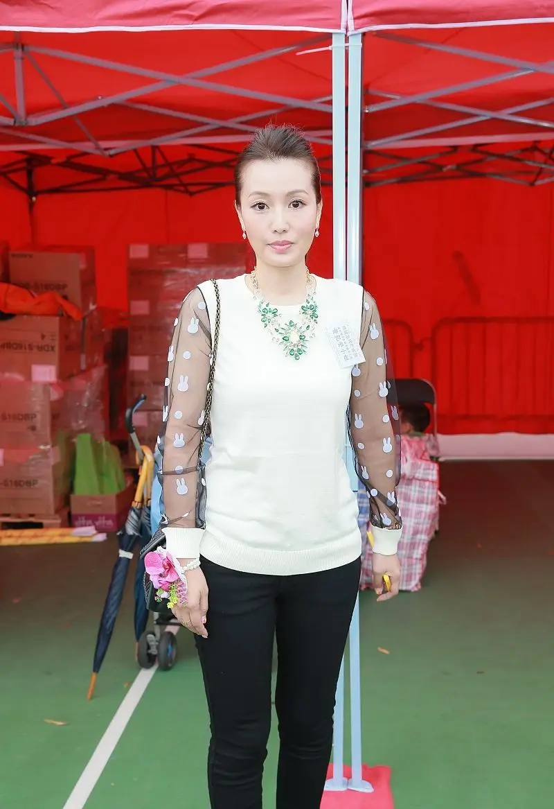 原创古天乐前女友气质真不错都快50岁了仍撑得住旗袍脸型可真标准