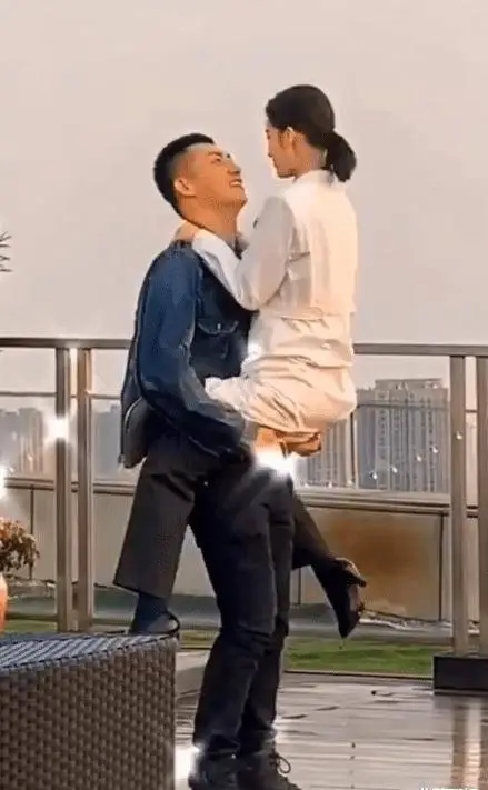 原创李沁90斤吴谨言88斤两人同时被黄景瑜树熊抱谁谎报体重了