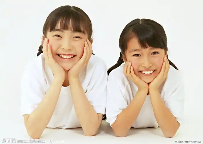 两个灿烂微笑的小女孩小姐妹摄影图__儿童幼儿_人物图库_摄影图库_昵